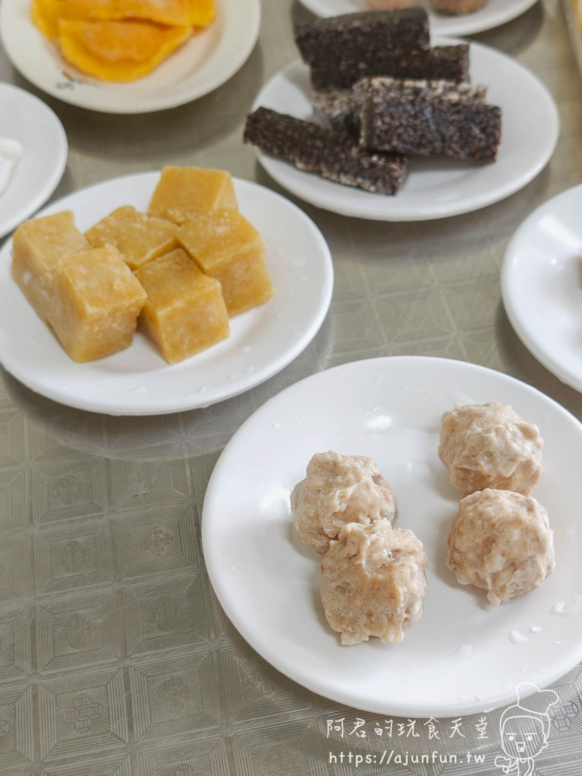 三代汕頭火鍋 手工豬肉丸與凍豆腐未下鍋白盤配料 - 阿君的玩食天堂