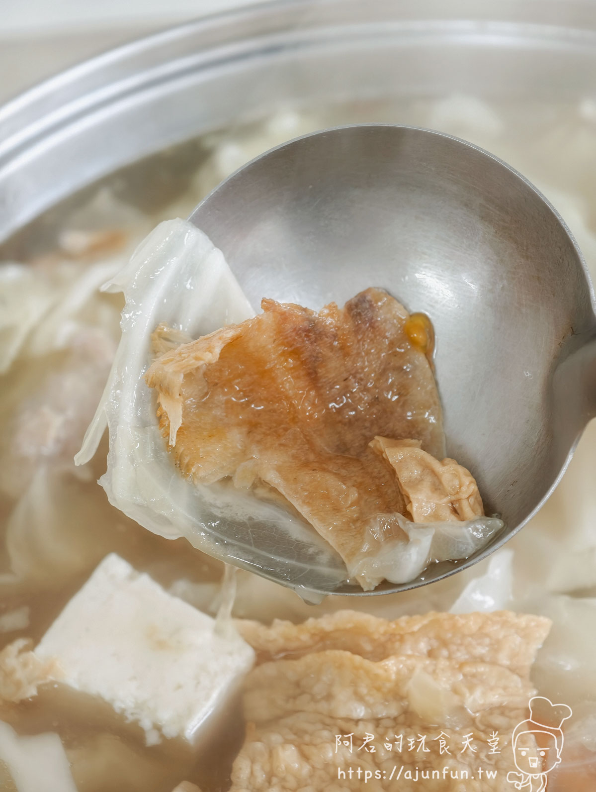 三代汕頭火鍋 響鈴卷入湯後撈起金黃外皮吸飽湯汁 - 阿君的玩食天堂