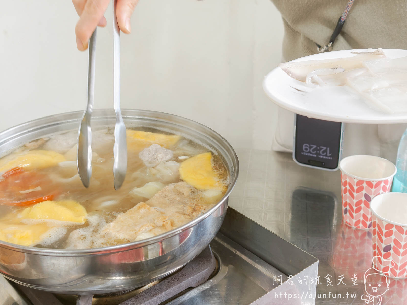 三代汕頭火鍋 蛋餃凍豆腐涮煮中桌邊寵物飲水碗架 - 阿君的玩食天堂