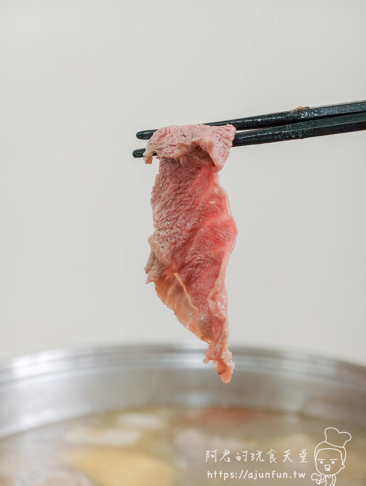 三代汕頭火鍋 板腱牛肉夾起油花稀少斷面 - 阿君的玩食天堂