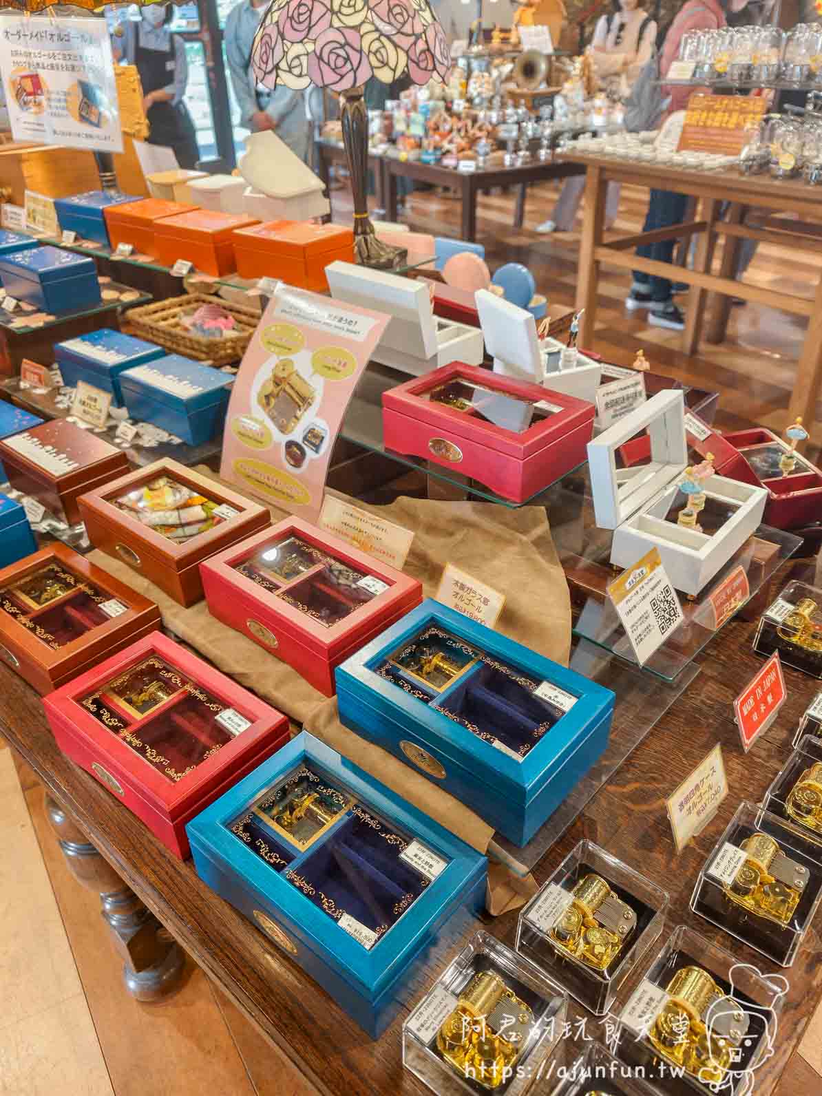 函館音樂盒堂玻璃展示台各款彩色盒裝音樂盒機芯近景