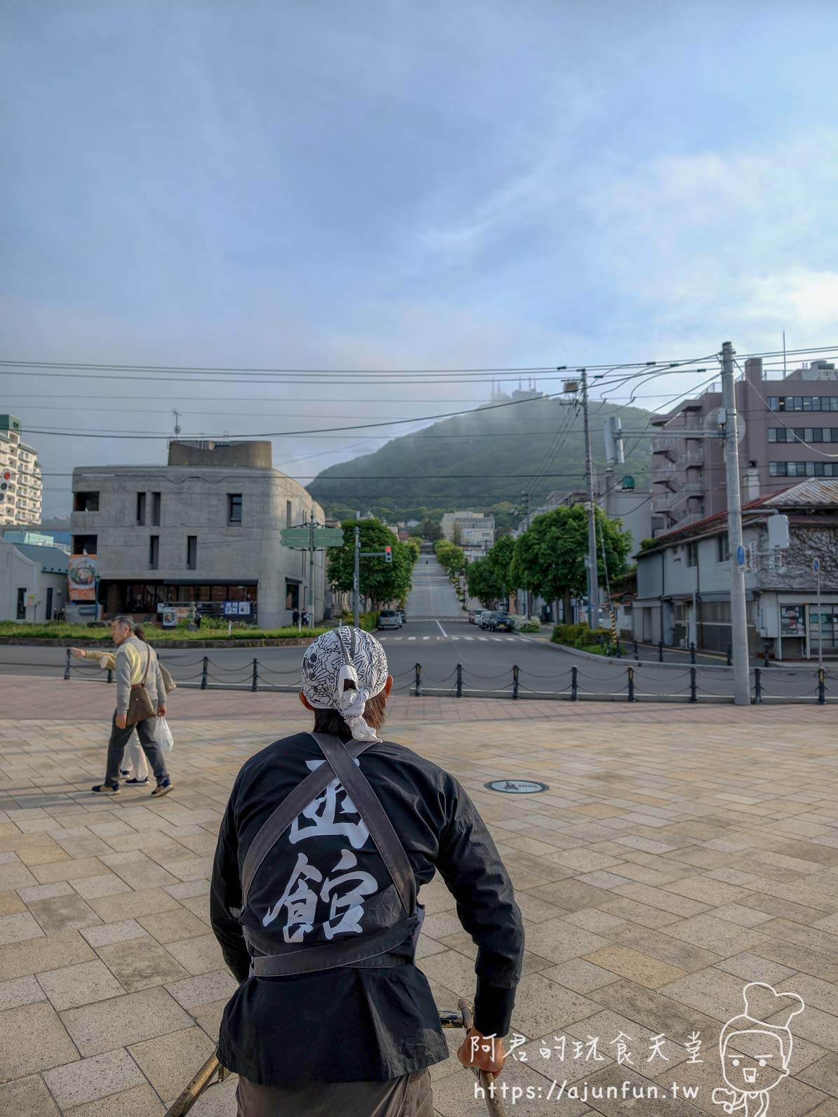 函館人力車 車伕背影函館字外套眺望函館山坡道 - 阿君的玩食天堂