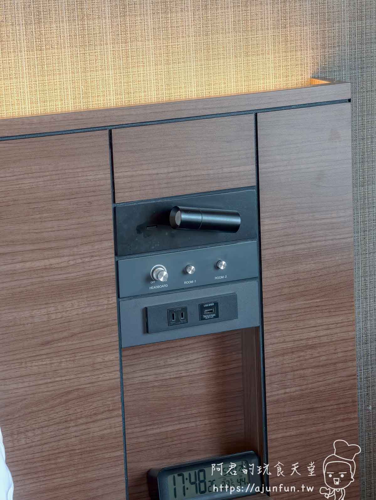 JR INN 函館 客房床頭控制面板與手電筒、插座 USB 充電埠 - 阿君的玩食天堂