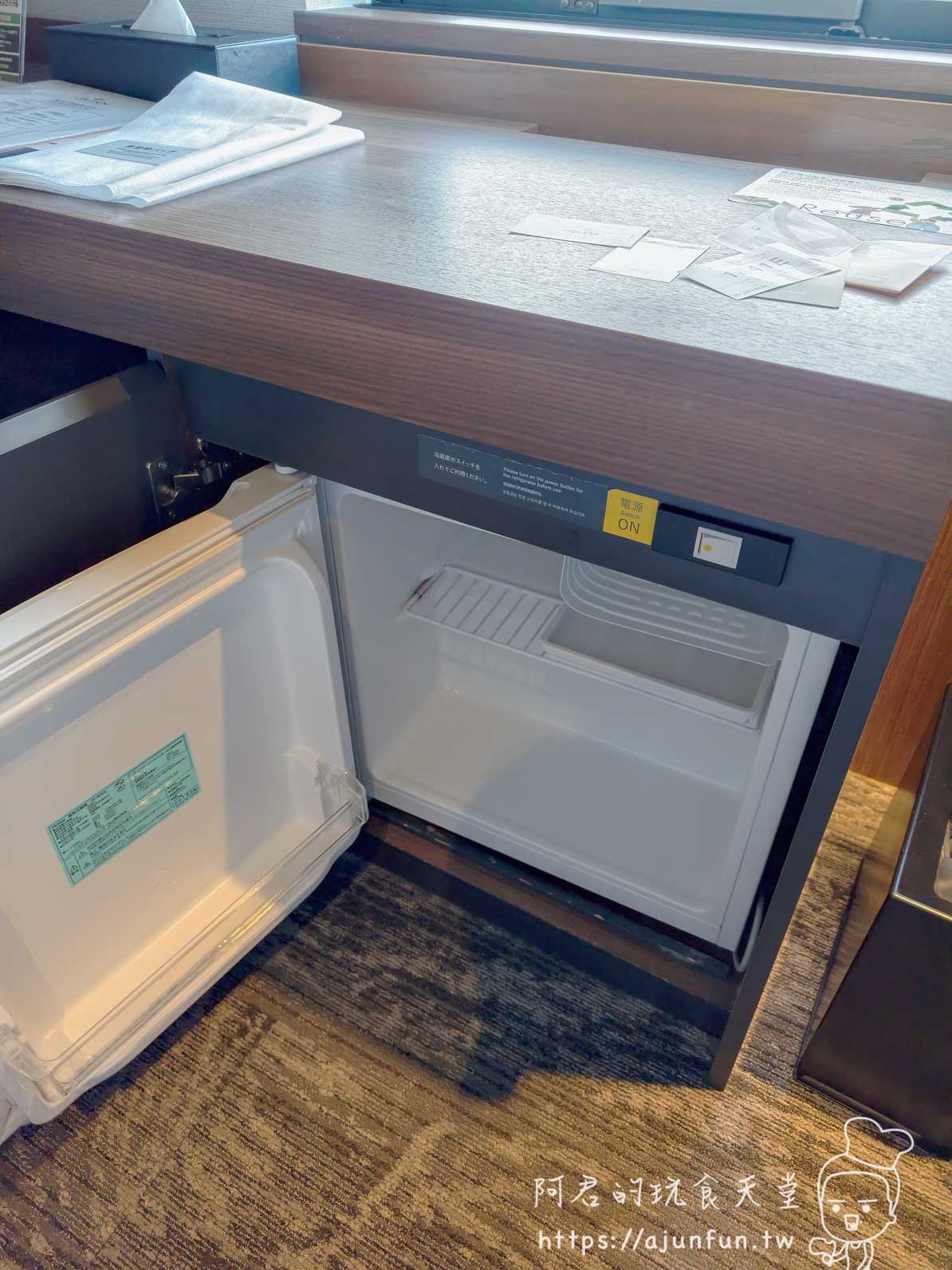 JR INN 函館 客房書桌下敞開的白色小冰箱與電源ON標示 - 阿君的玩食天堂