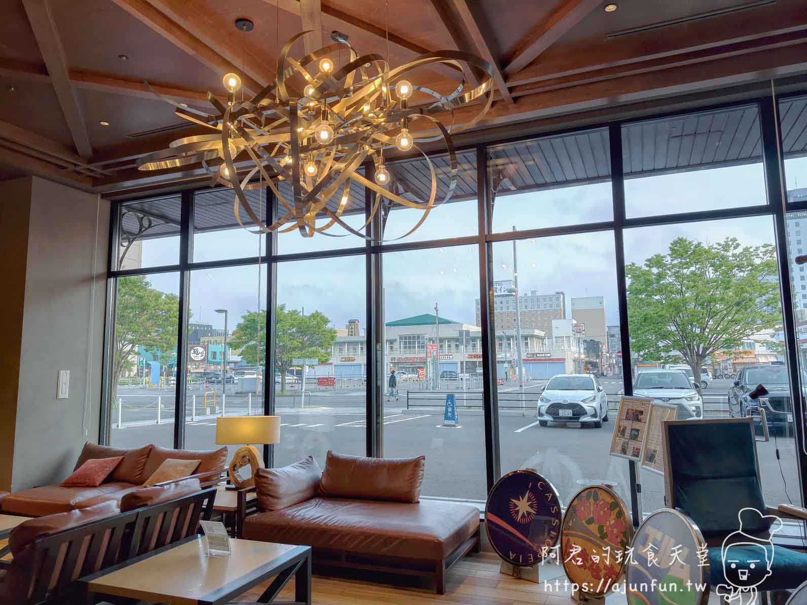 JR INN 函館 挑高大廳休息區的藝術造型吊燈與落地窗外街景 - 阿君的玩食天堂