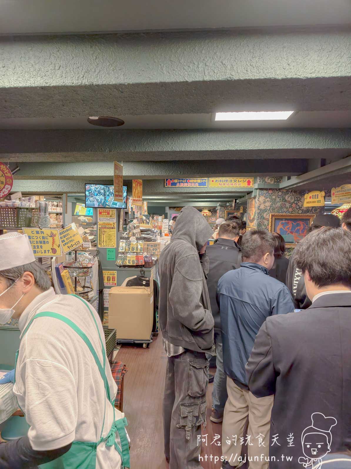 【函館必吃】幸運小丑漢堡 函館駅前店|中華炸雞堡必點、價格菜單與排隊攻略2026 - 第3張圖 ラッキーピエロ 函館駅前店 一樓點餐區排隊人潮擁擠 - 阿君的玩食天堂