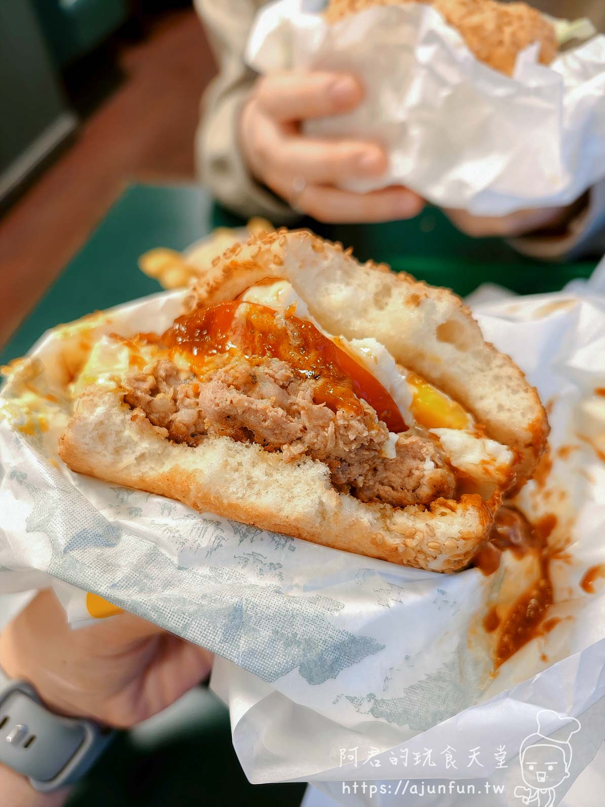 【函館必吃】幸運小丑漢堡 函館駅前店|中華炸雞堡必點、價格菜單與排隊攻略2026 - 第17張圖 ラッキーピエロ ラッキーエッグバーガー 豬絞肉排斷面近拍紅色醬汁染色 - 阿君的玩食天堂