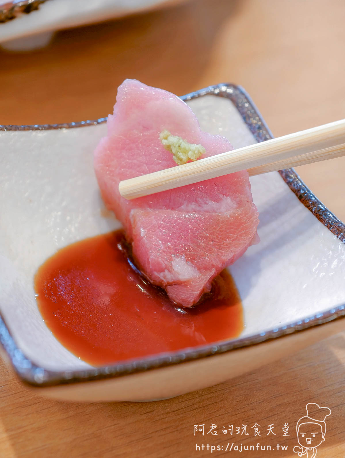 うにむらかみ 函館本店 厚切生魚片沾醬油特寫 - 阿君的玩食天堂