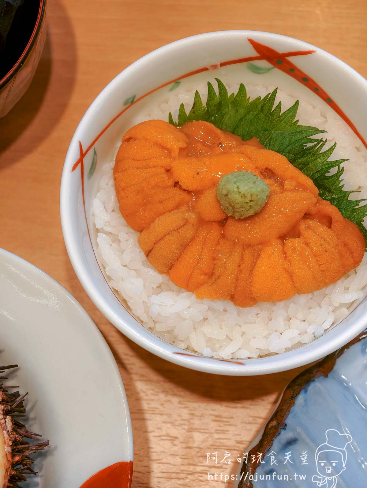 うにむらかみ 函館本店 海膽丼特寫，橙黃海膽鋪滿白飯 - 阿君的玩食天堂