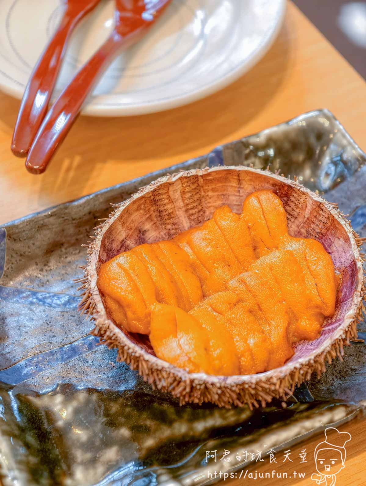 うにむらかみ 函館本店 帶殼海膽盛盤，橙黃色海膽膏飽滿誘人 - 阿君的玩食天堂