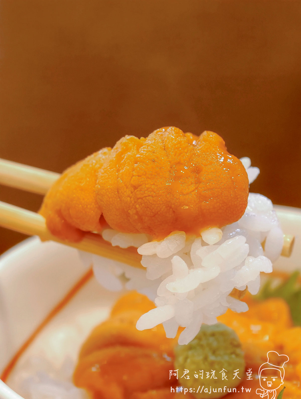 うにむらかみ函館本店 筷子夾起海膽握壽司特寫 - 阿君的玩食天堂