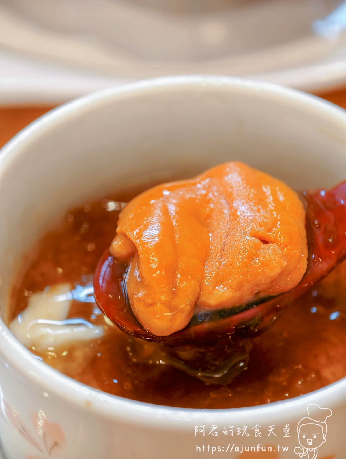 うにむらかみ 函館本店 湯匙盛起整塊橘色海膽近景 - 阿君的玩食天堂
