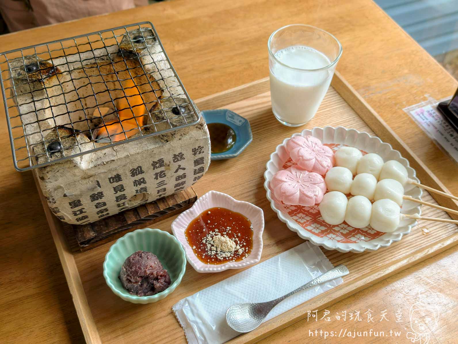 茶房菊泉 自分で焼けるおだんごセット 木托盤套餐全貌俯拍 七輪火爐糰子三種醬料 - 阿君的玩食天堂