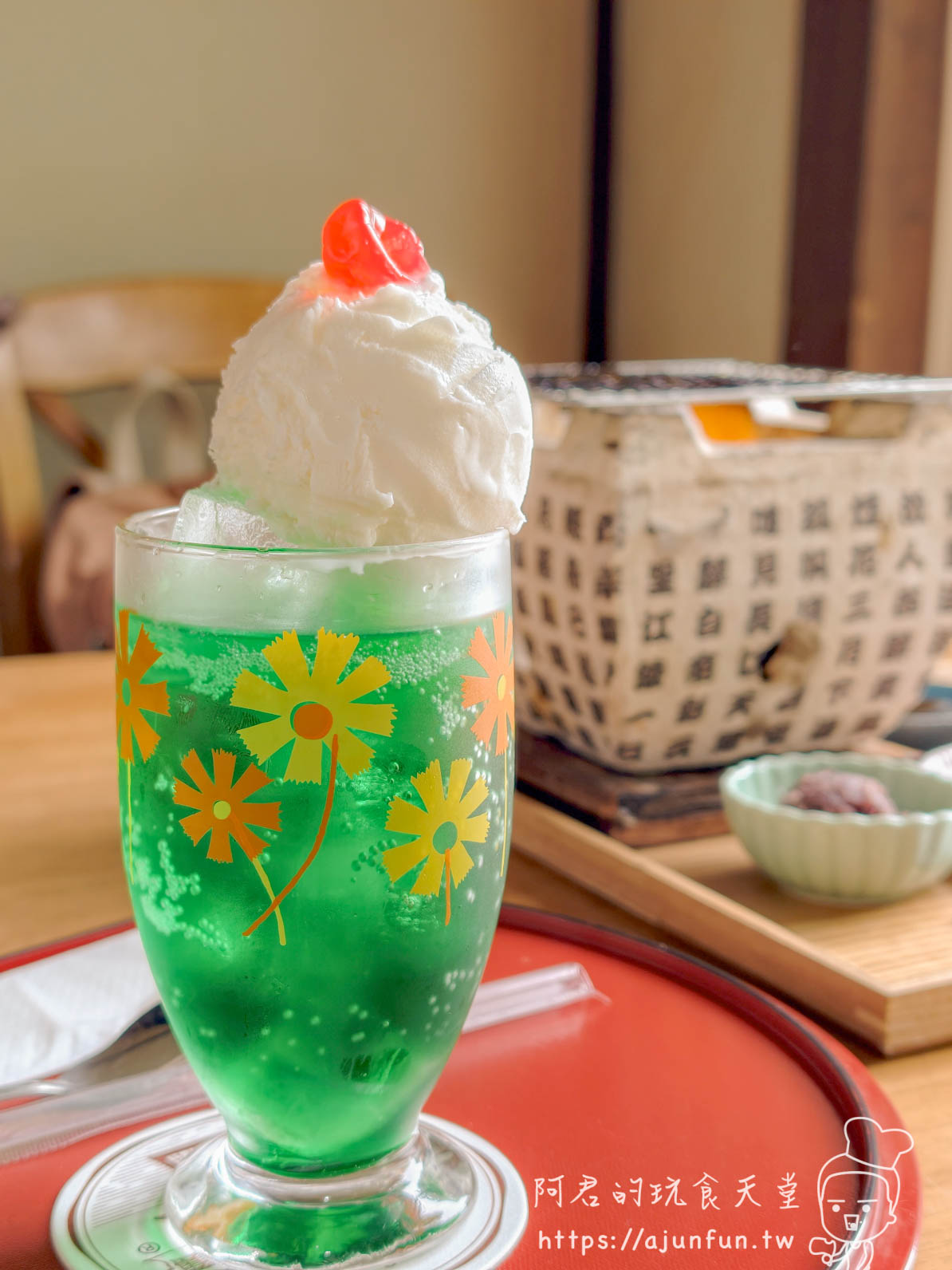 茶房菊泉 函館クリームソーダ 翠綠碳酸飲料白色冰淇淋球糖漬櫻桃復古花朵玻璃杯 - 阿君的玩食天堂