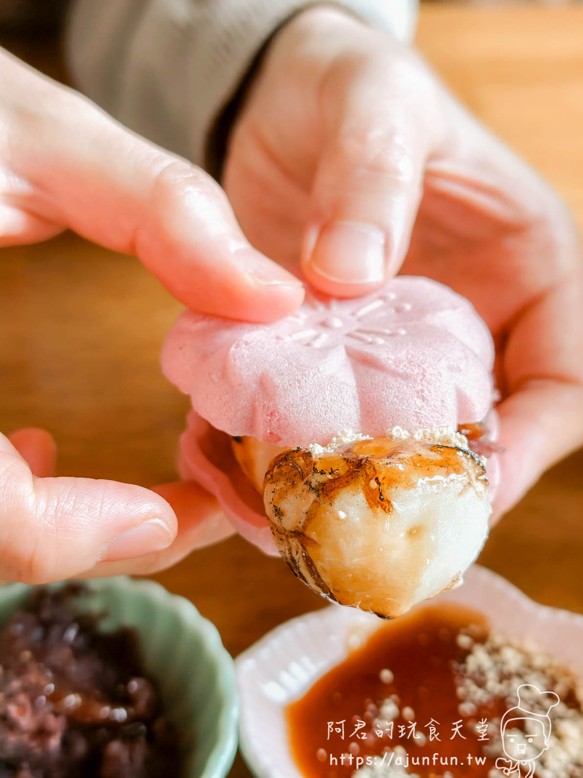 茶房菊泉 直火炙烤糰子浸入みたらし醬油醃汁小碟 琥珀色光澤格子烤痕 - 阿君的玩食天堂