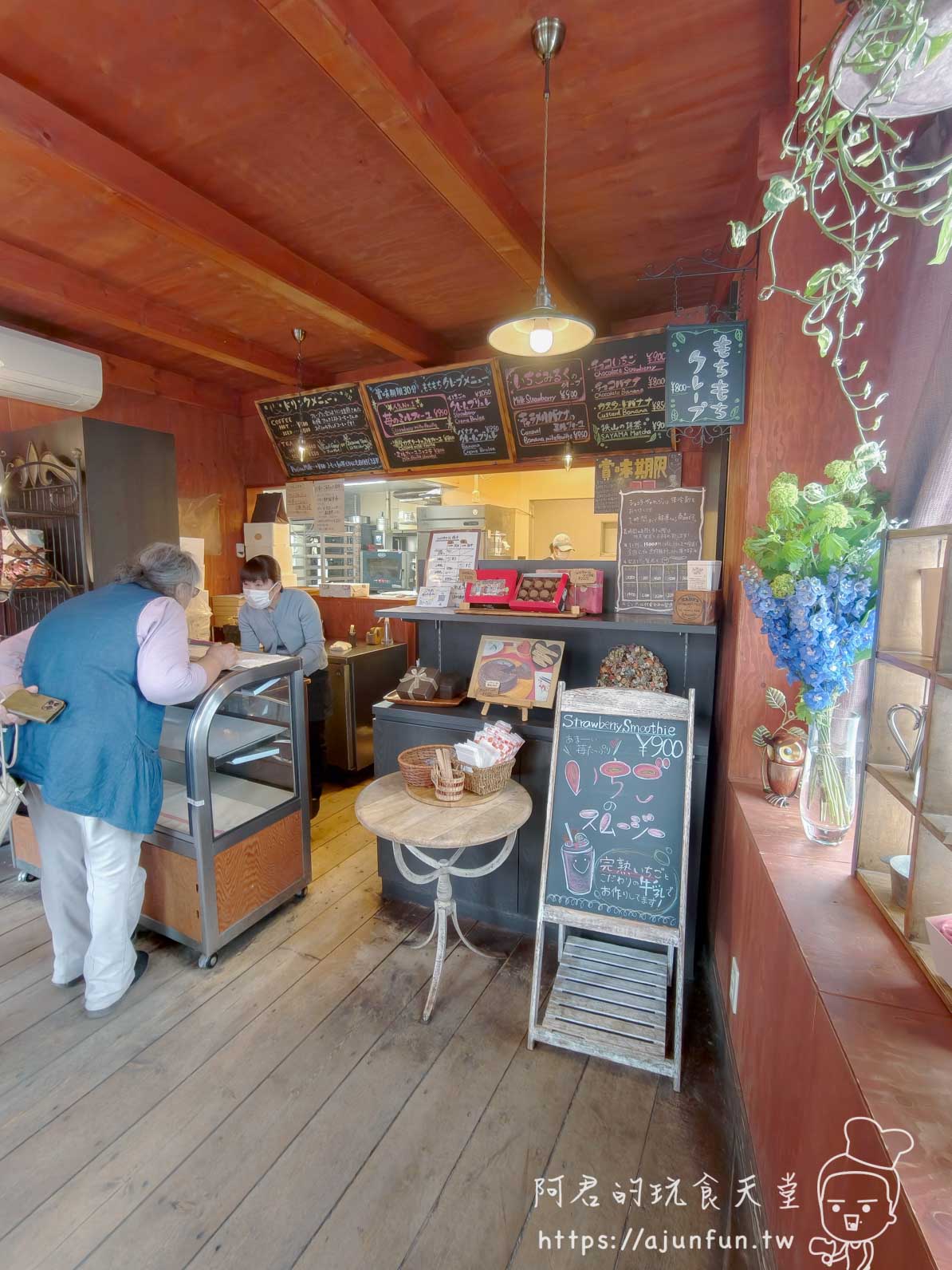 Angélique Voyage 可麗餅 店內溫馨木質空間與黑板菜單立牌 - 阿君的玩食天堂