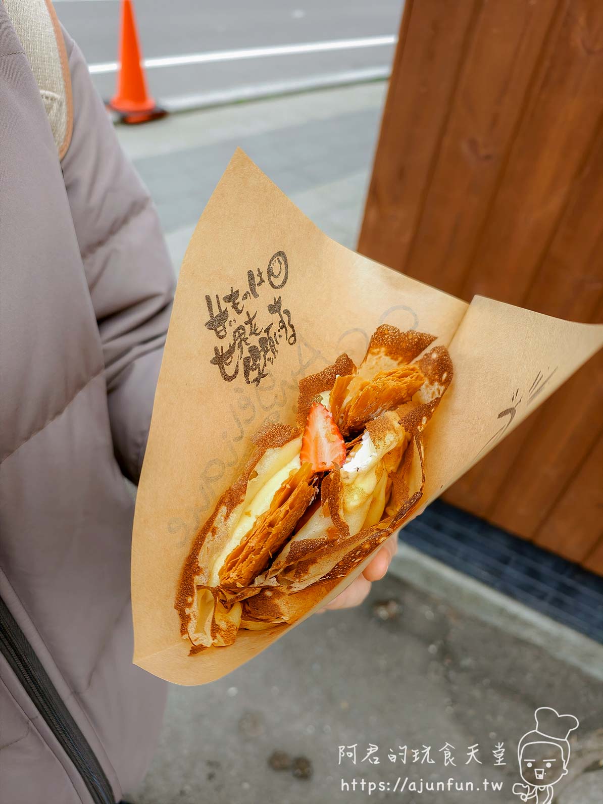 Angélique Voyage 可麗餅 草莓奶油可麗餅手持特寫 - 阿君的玩食天堂