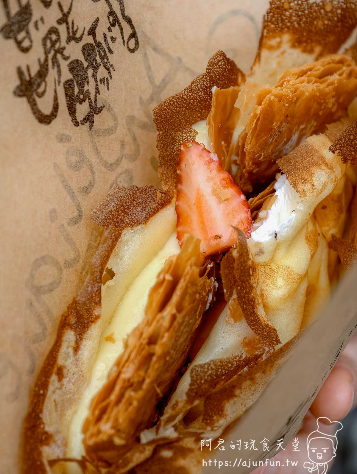 Angélique Voyage 可麗餅 草莓卡士達口味斷面近拍 - 阿君的玩食天堂