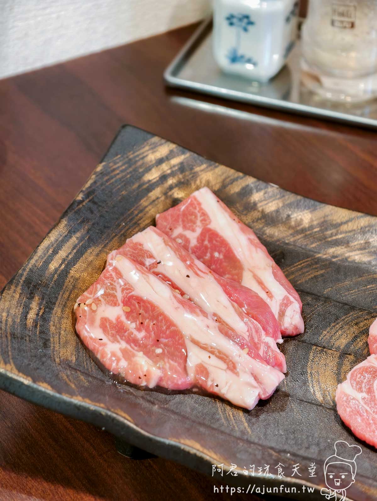 元祖箱館ジンギスカン 特上生ラム 原味生羊肉三片 細膩油花紋理特寫 - 阿君的玩食天堂