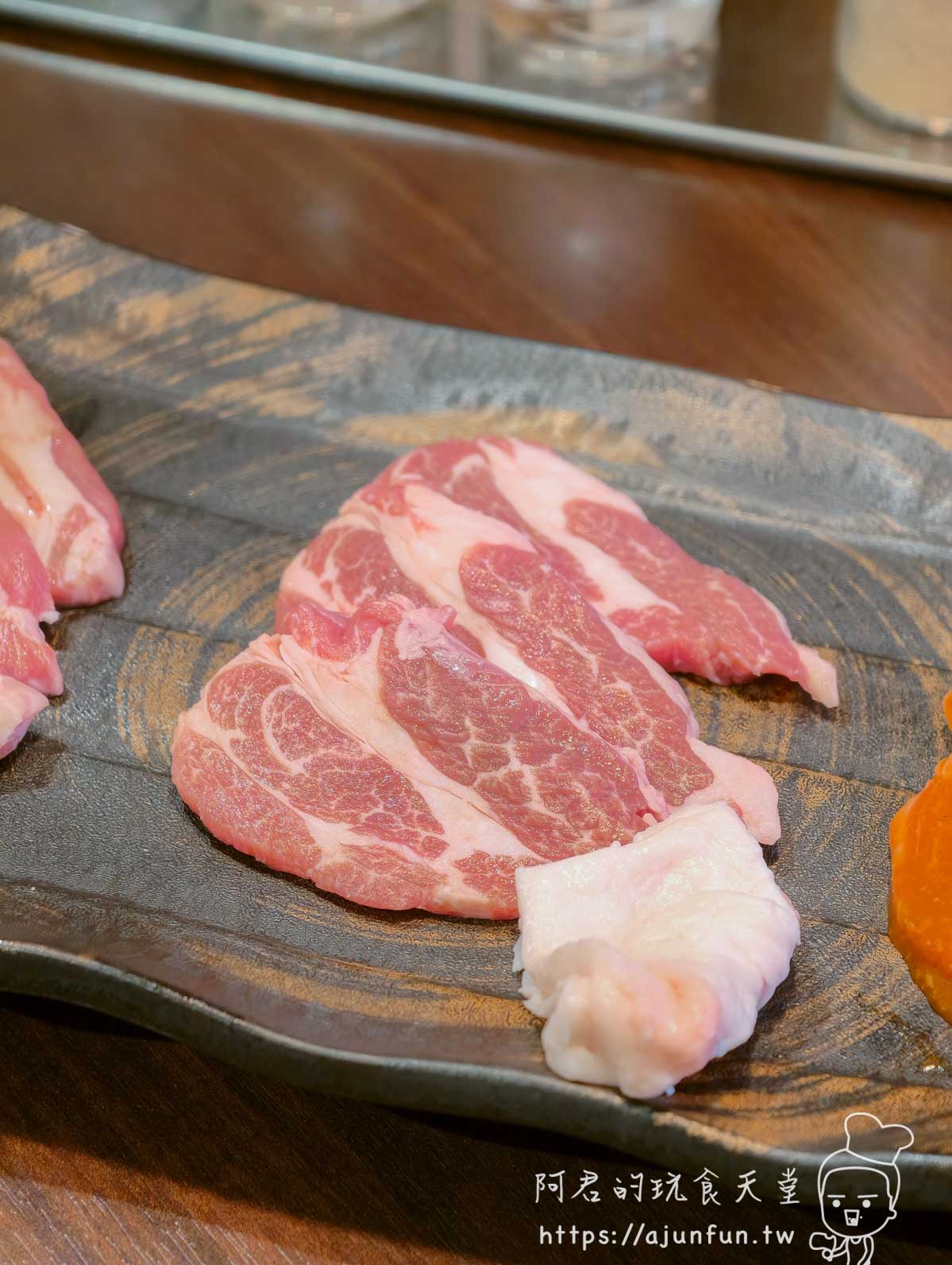 元祖箱館ジンギスカン 特上生ラム 鹽味生羊肉帶白色羊脂四片 油花細密特寫 - 阿君的玩食天堂