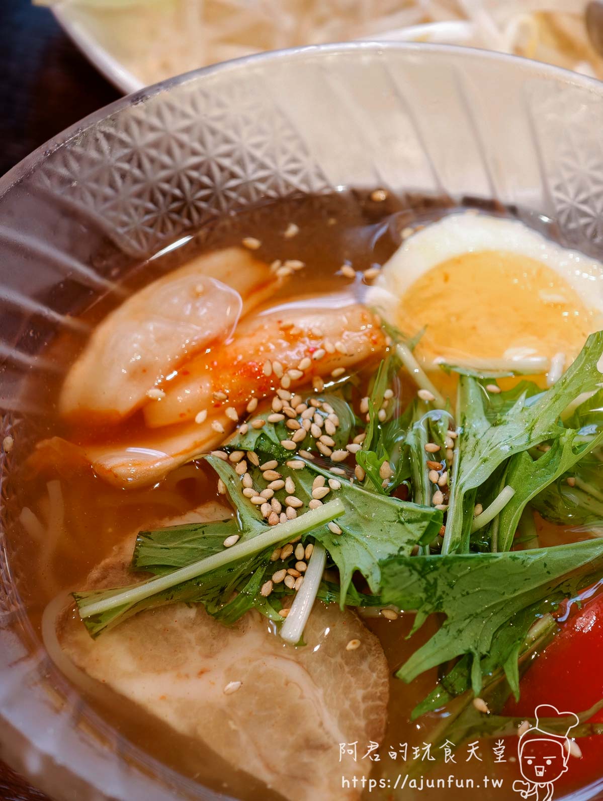元祖箱館ジンギスカン 特製冷麵 玻璃刻花碗 深棕冷湯辣泡菜水煮蛋水菜擺盤 - 阿君的玩食天堂