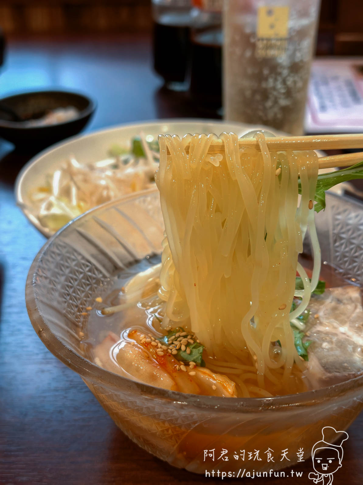 元祖箱館ジンギスカン 特製冷麵 筷夾半透明麵條 晶瑩光澤垂落質感 - 阿君的玩食天堂