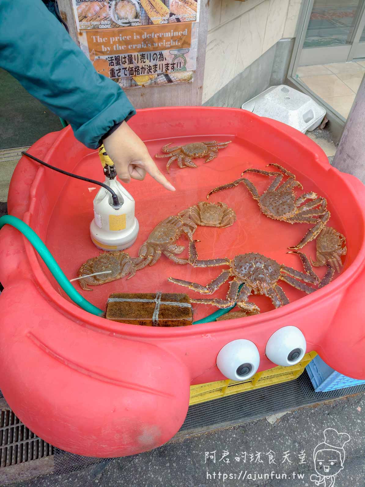 稲場魚介苑 店門前紅色螃蟹造型活蟹展示桶 活毛蟹依重量計價看板 打氣機 - 阿君的玩食天堂