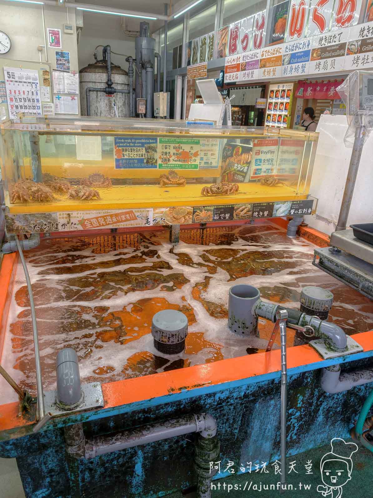 稲場魚介苑 店內黃框玻璃活蟹水族箱 循環海水活毛蟹展示 PayPay標誌 - 阿君的玩食天堂