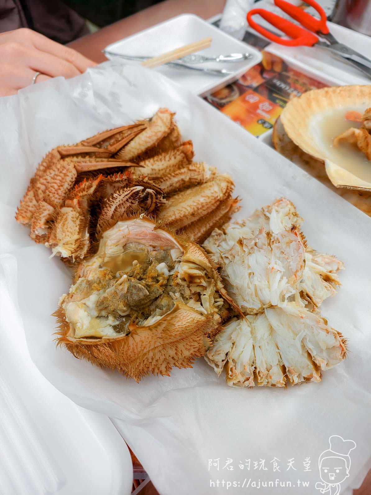 稲場魚介苑 北海道毛蟹拆解全貌 蟹身剖開黃綠色蟹膏蟹腳分開排列 - 阿君的玩食天堂