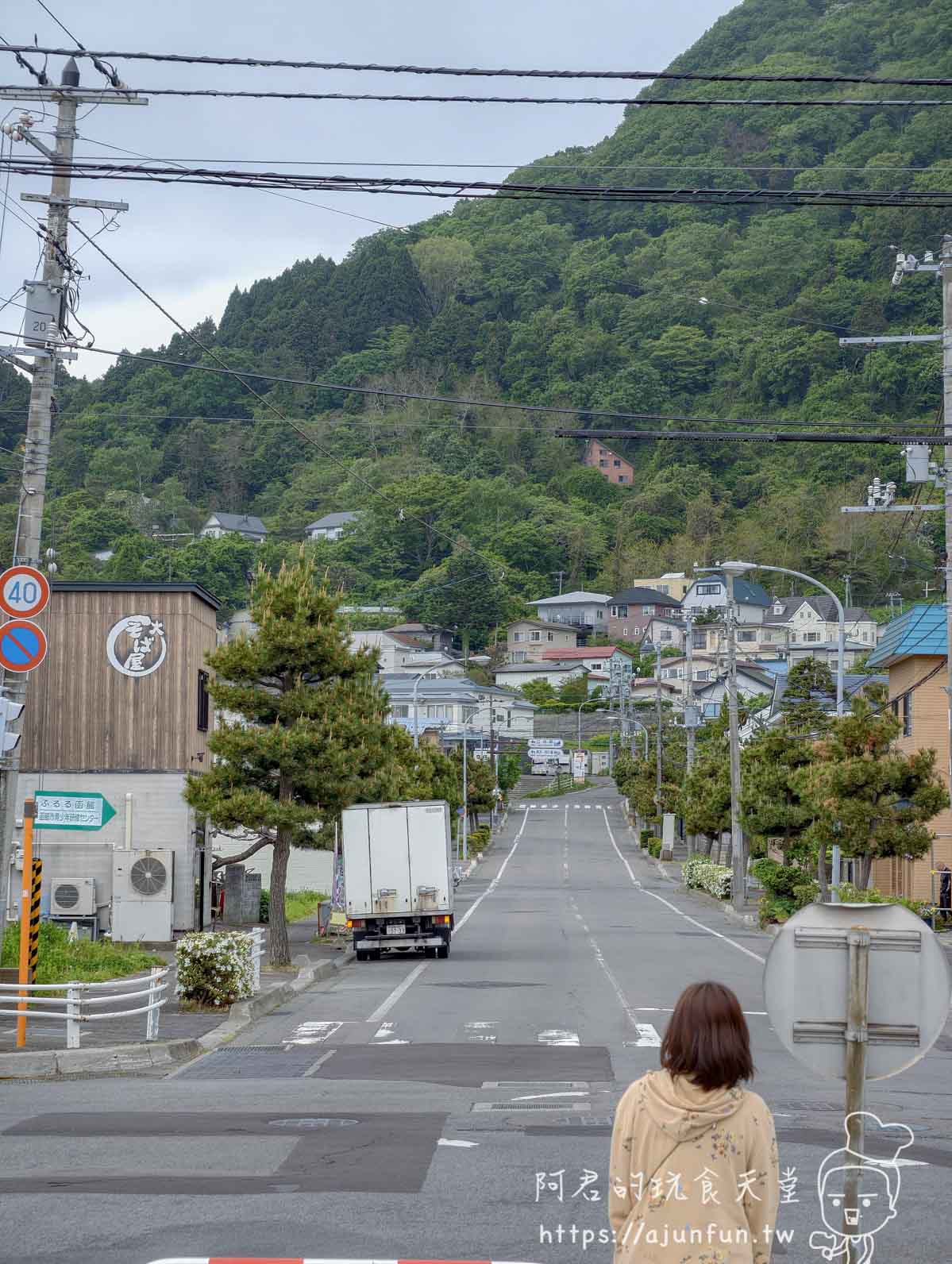 谷地頭溫泉 通往浴場的住宅區下坡街景與背對鏡頭人物 - 阿君的玩食天堂