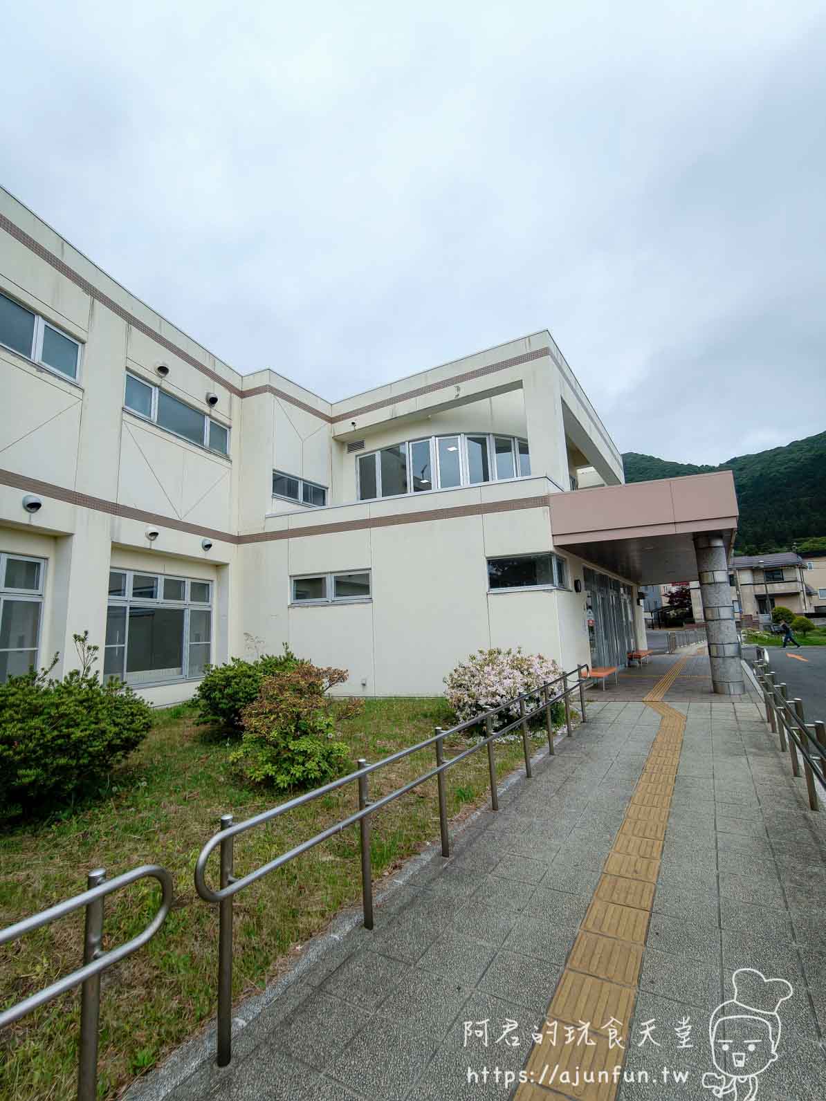 谷地頭溫泉 米白色兩層建築外觀與無障礙坡道入口門廊 - 阿君的玩食天堂