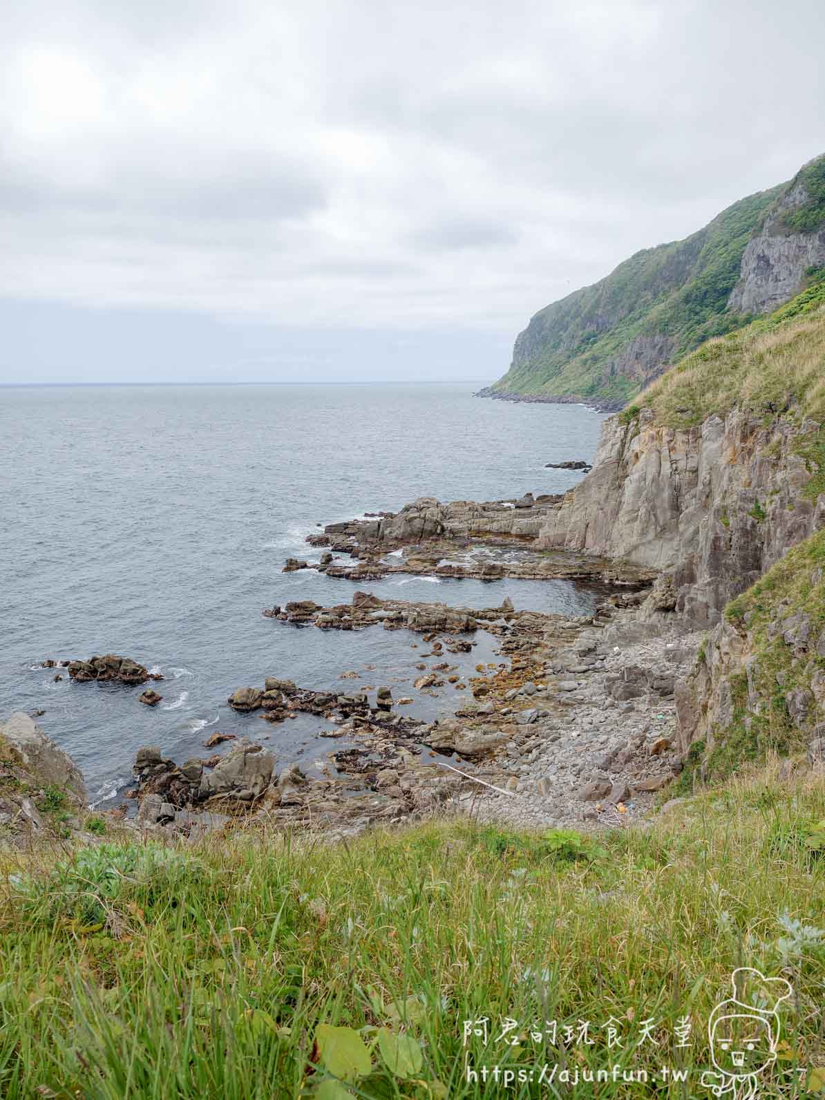 立待岬 海岸礁岩與陡峭岩壁全景 - 阿君的玩食天堂
