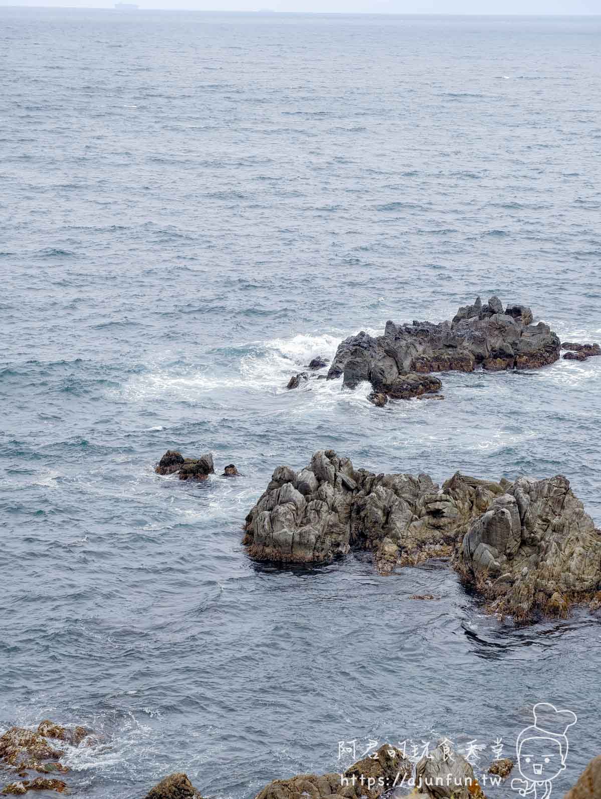 立待岬海岸礁岩與灰色海景俯拍 - 阿君的玩食天堂