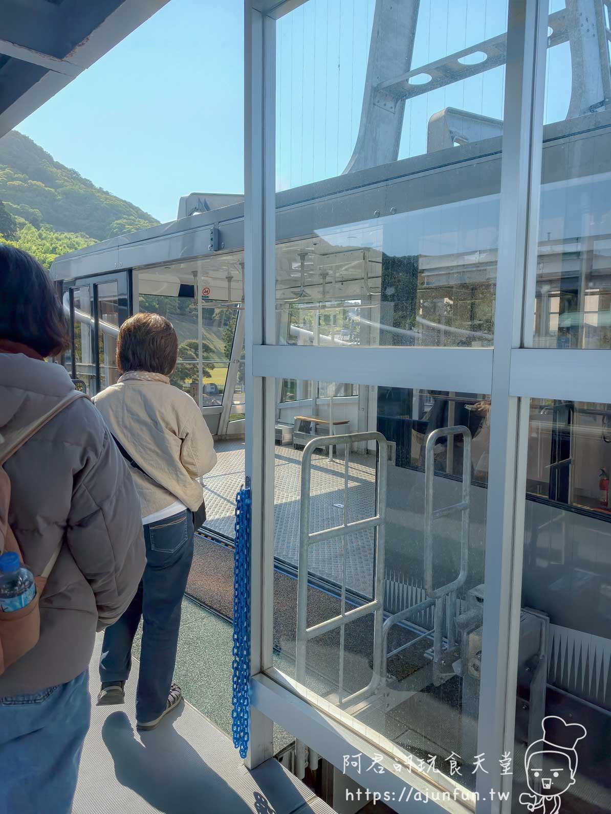 函館山纜車攻略 搭乘等候區旅客排隊畫面與月台全貌 - 阿君的玩食天堂
