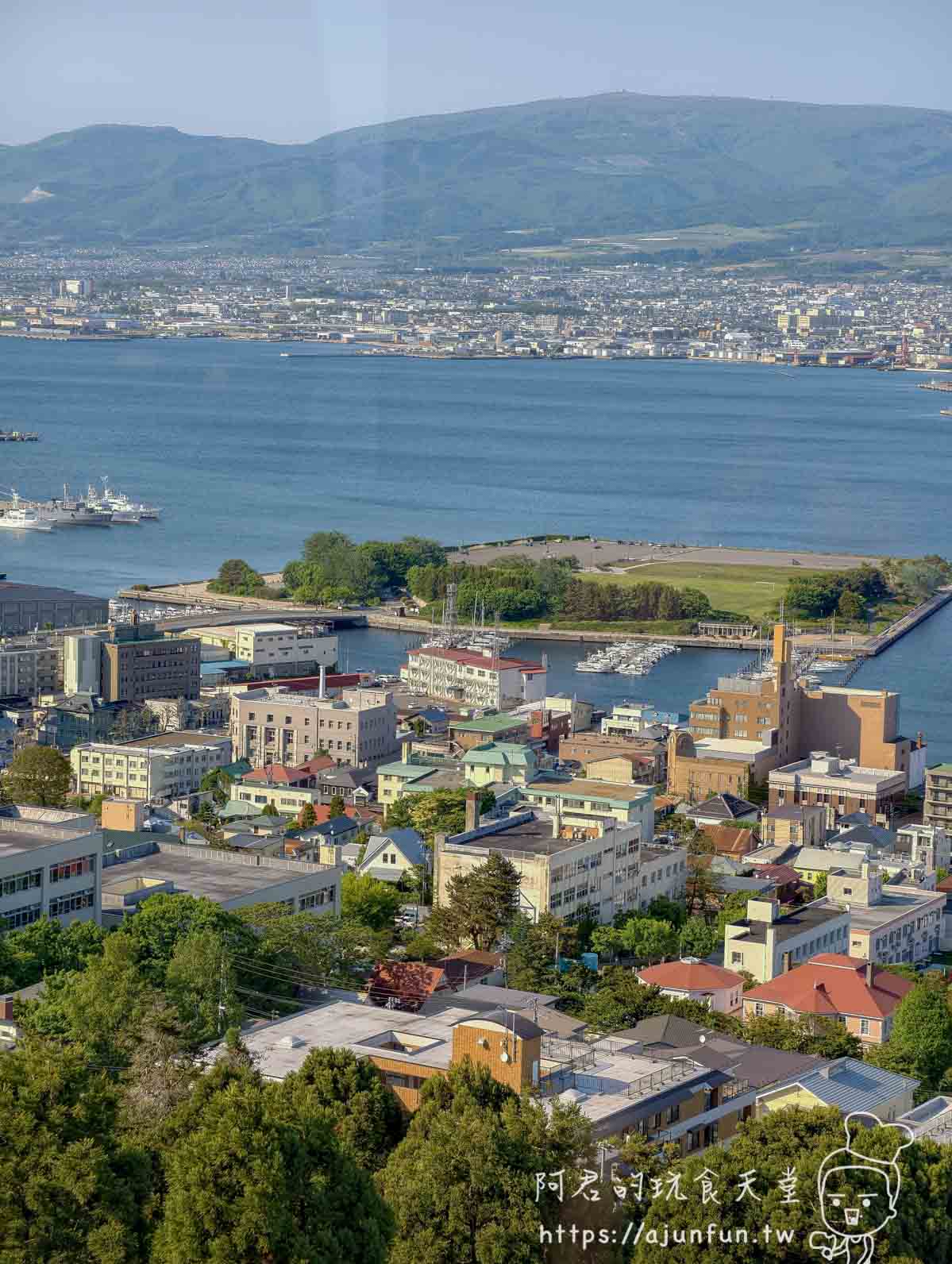 函館山纜車攻略 從山頂俯瞰函館港灣與對岸津輕海峽全景 - 阿君的玩食天堂