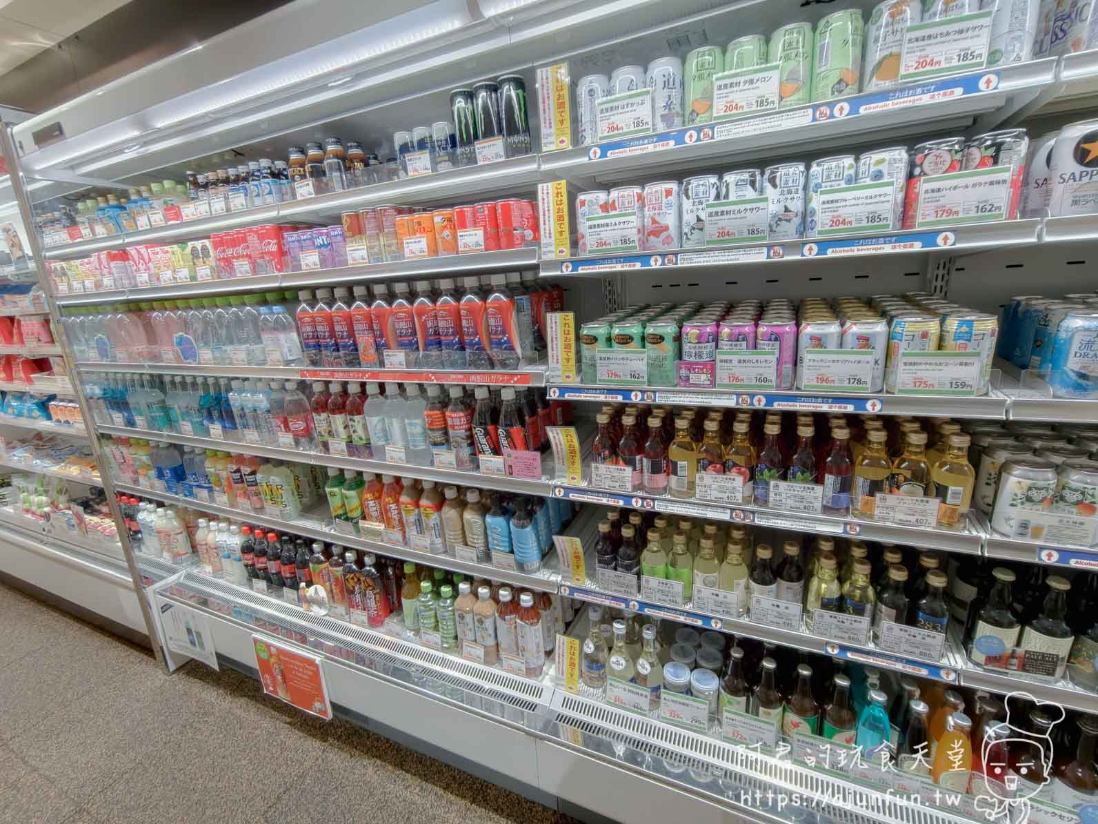 函館山纜車攻略 便利商店冷藏飲料區貨架 - 阿君的玩食天堂