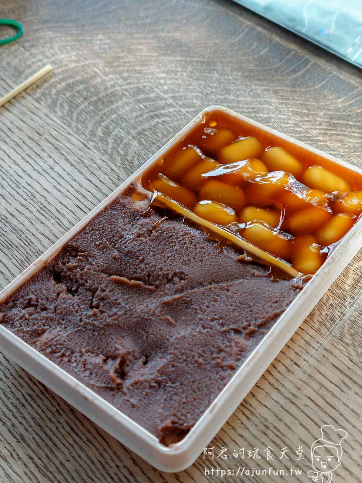 沼の家 大沼だんご 醬油紅豆折盒開蓋全景 上格醬油糰子下格紅豆泥涇渭分明 - 阿君的玩食天堂