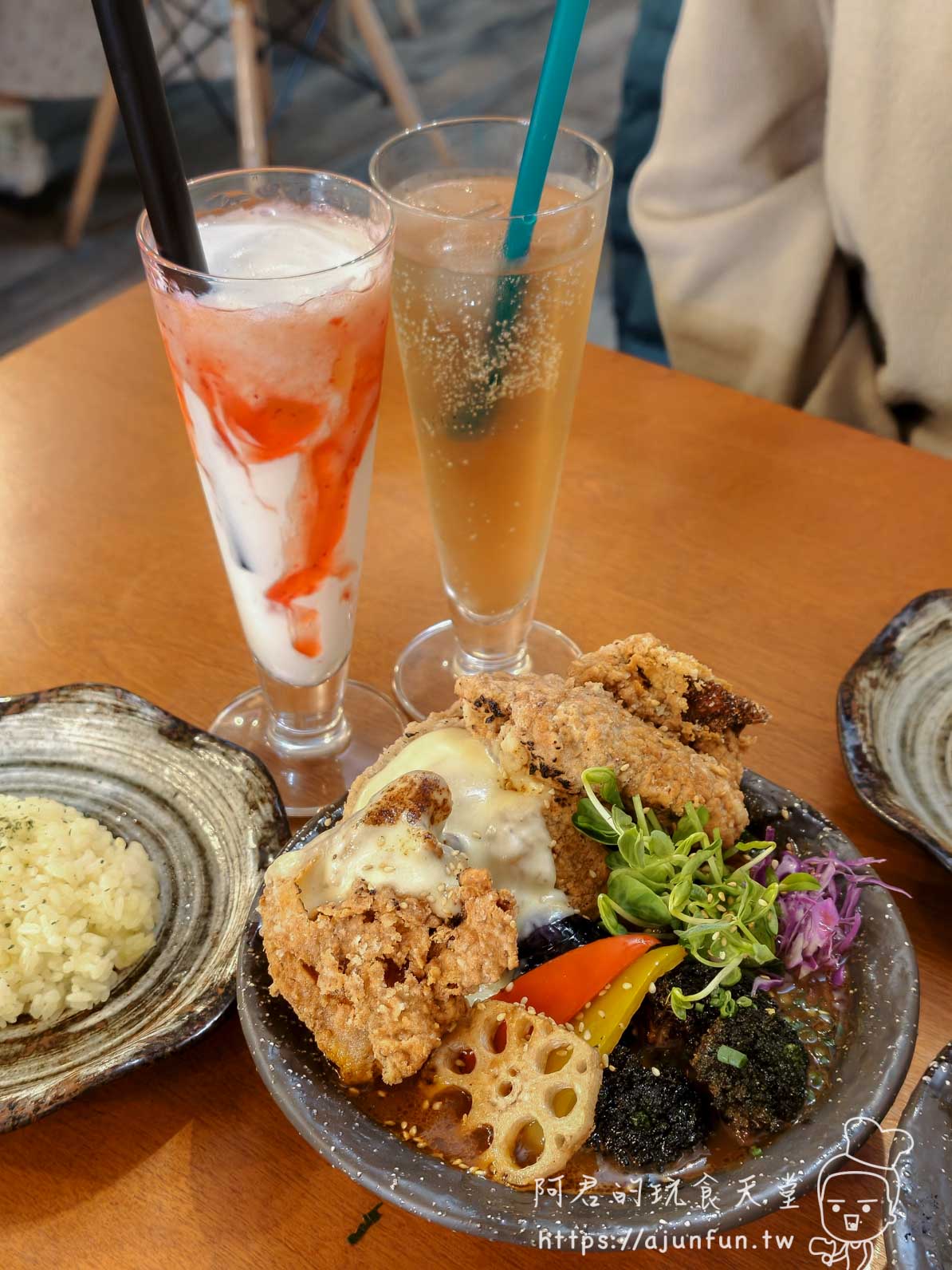 KING BEAR 湯咖哩 パリパリチキン酥炸雞咖哩俯拍全景 - 阿君的玩食天堂