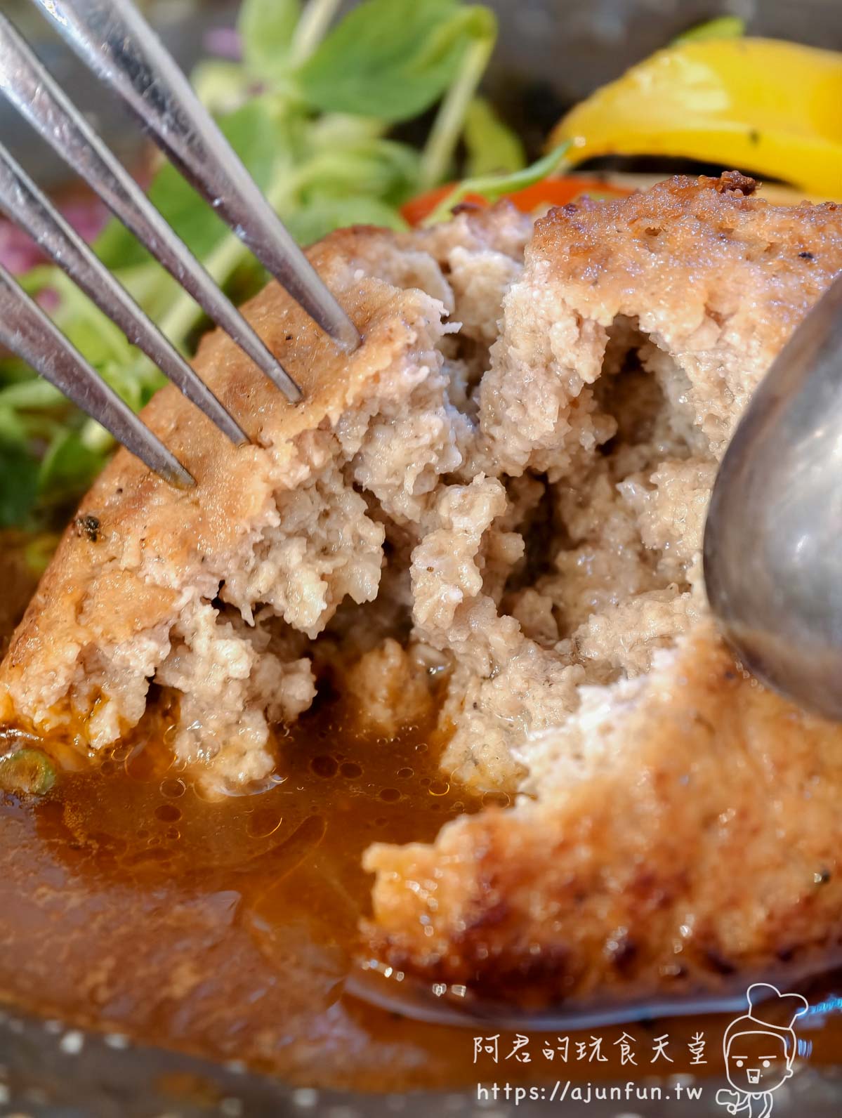 KING BEAR 湯咖哩 ベアバーグ漢堡排剖面細緻碎肉質地 - 阿君的玩食天堂