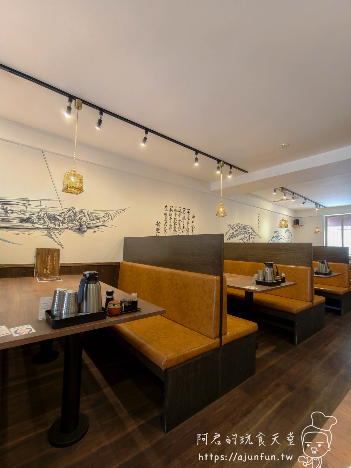 世壱屋函館朝市店 店內橘黃皮革卡座深色木桌水墨漁船壁畫金色方形吊燈 - 阿君的玩食天堂