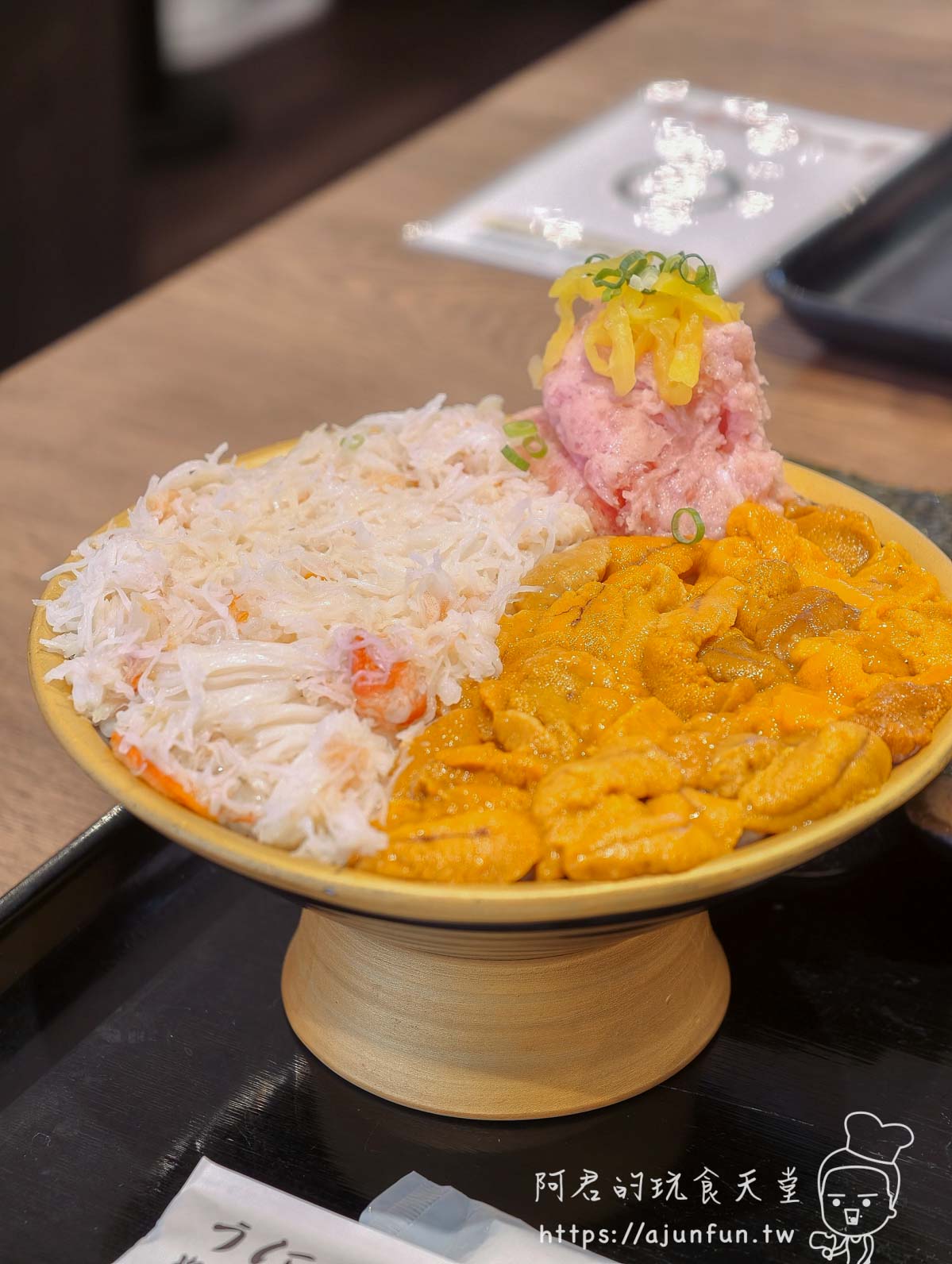世壱屋函館朝市店 雪蟹海膽各半丼特寫左白蟹絲右橙黃海膽覆滿碗面 - 阿君的玩食天堂
