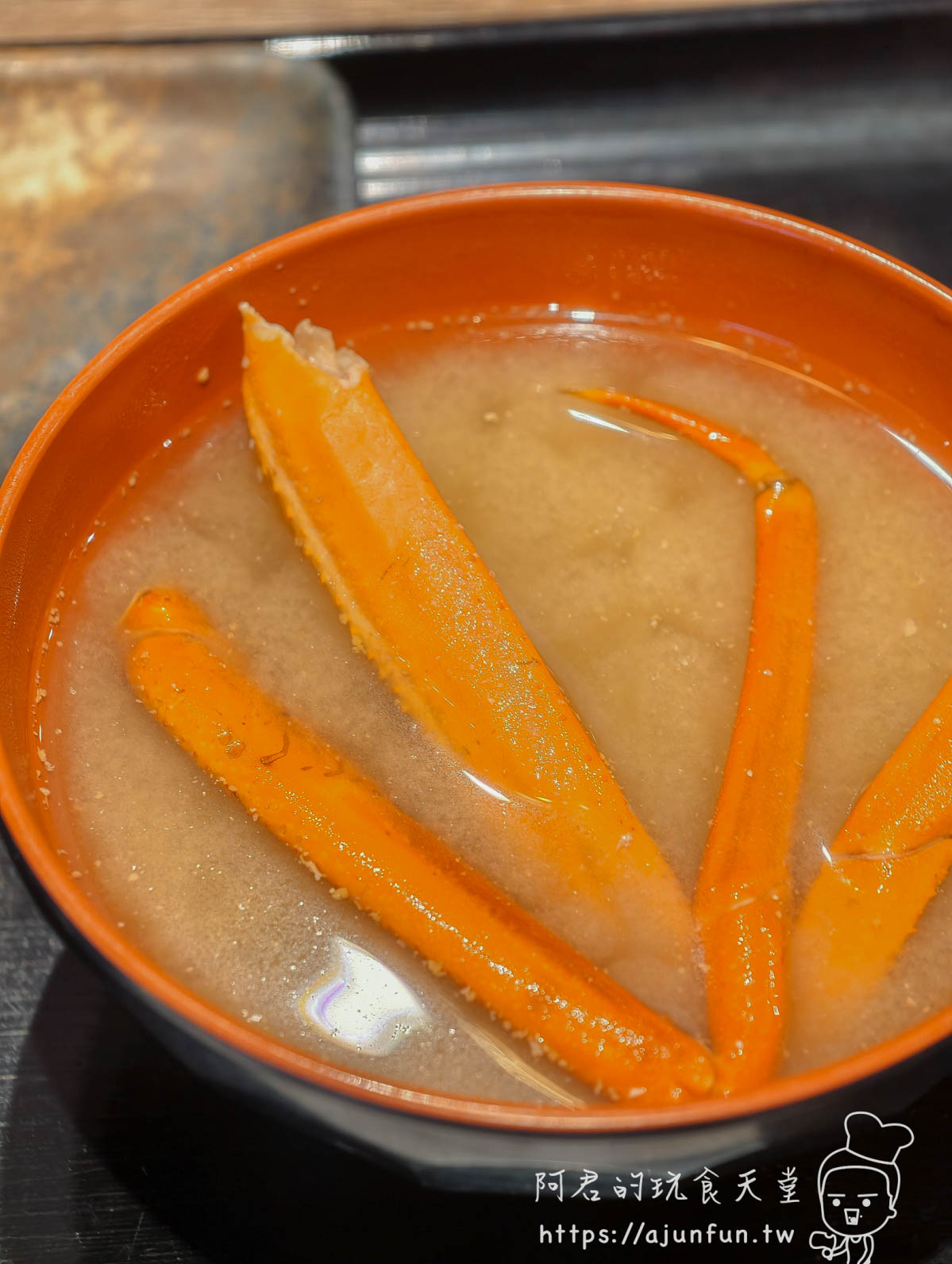 世壱屋函館朝市店 蟹腳味噌湯橙色漆碗整節蟹腳未切斷橫躺湯中 - 阿君的玩食天堂