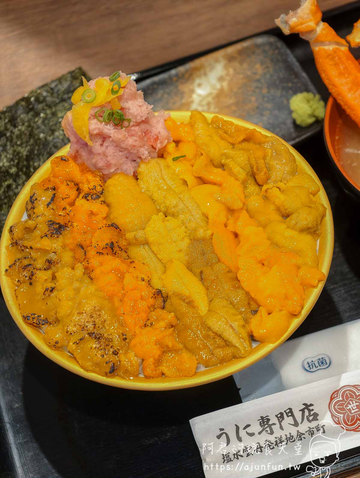 世壱屋函館朝市店 五大海膽食べ比べ丼正面全碗炙燒深橙褐鮮橙淡黃三色分布 - 阿君的玩食天堂