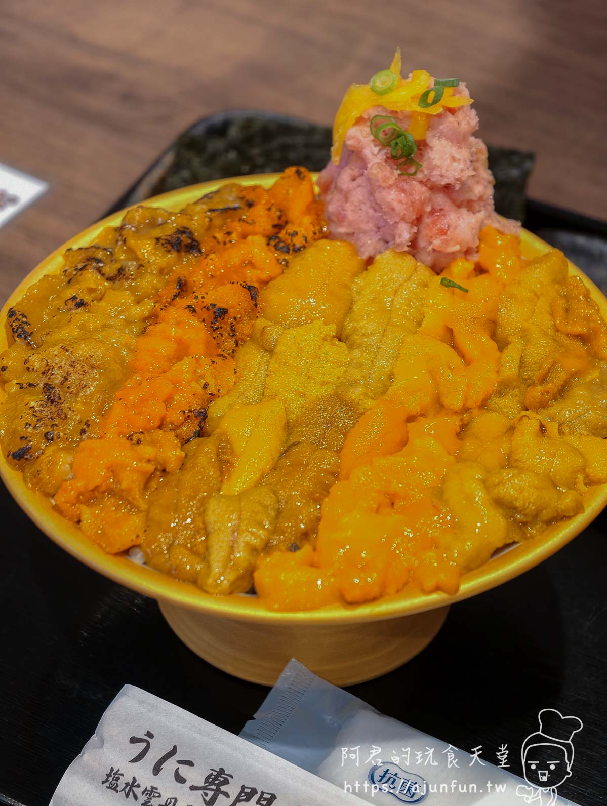 世壱屋函館朝市店 五大海膽食べ比べ丼側角三色炙燒鹽水生食並列箸袋余市町 - 阿君的玩食天堂