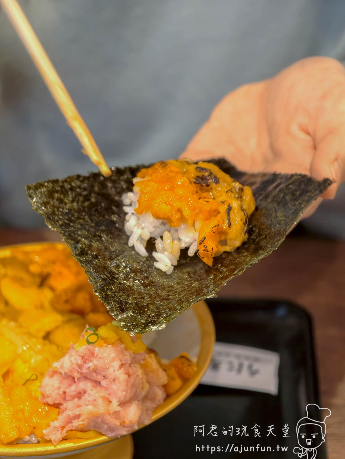 世壱屋函館朝市店 海苔手捲炙燒海膽白飯包裹三角形手持吃法 - 阿君的玩食天堂