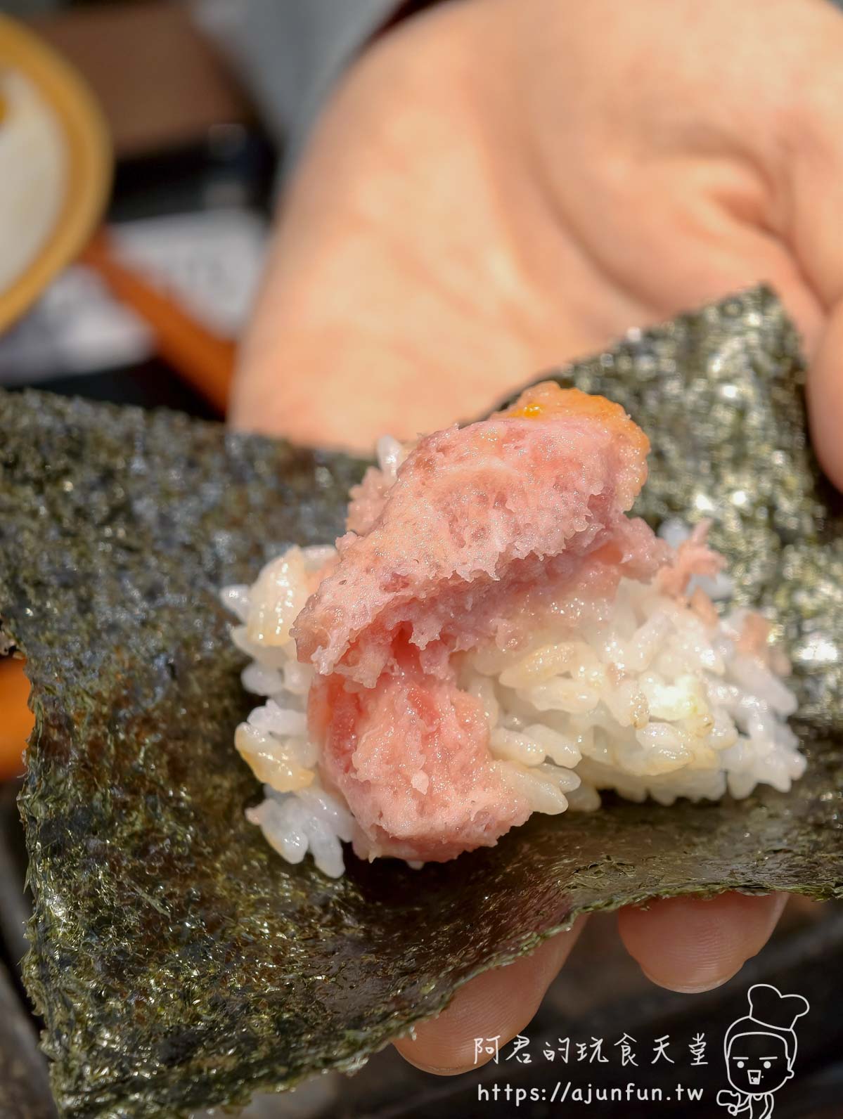 世壱屋函館朝市店 海苔手捲蟹肉鬆白飯近拍淡玫瑰色蟹肉纖維 - 阿君的玩食天堂