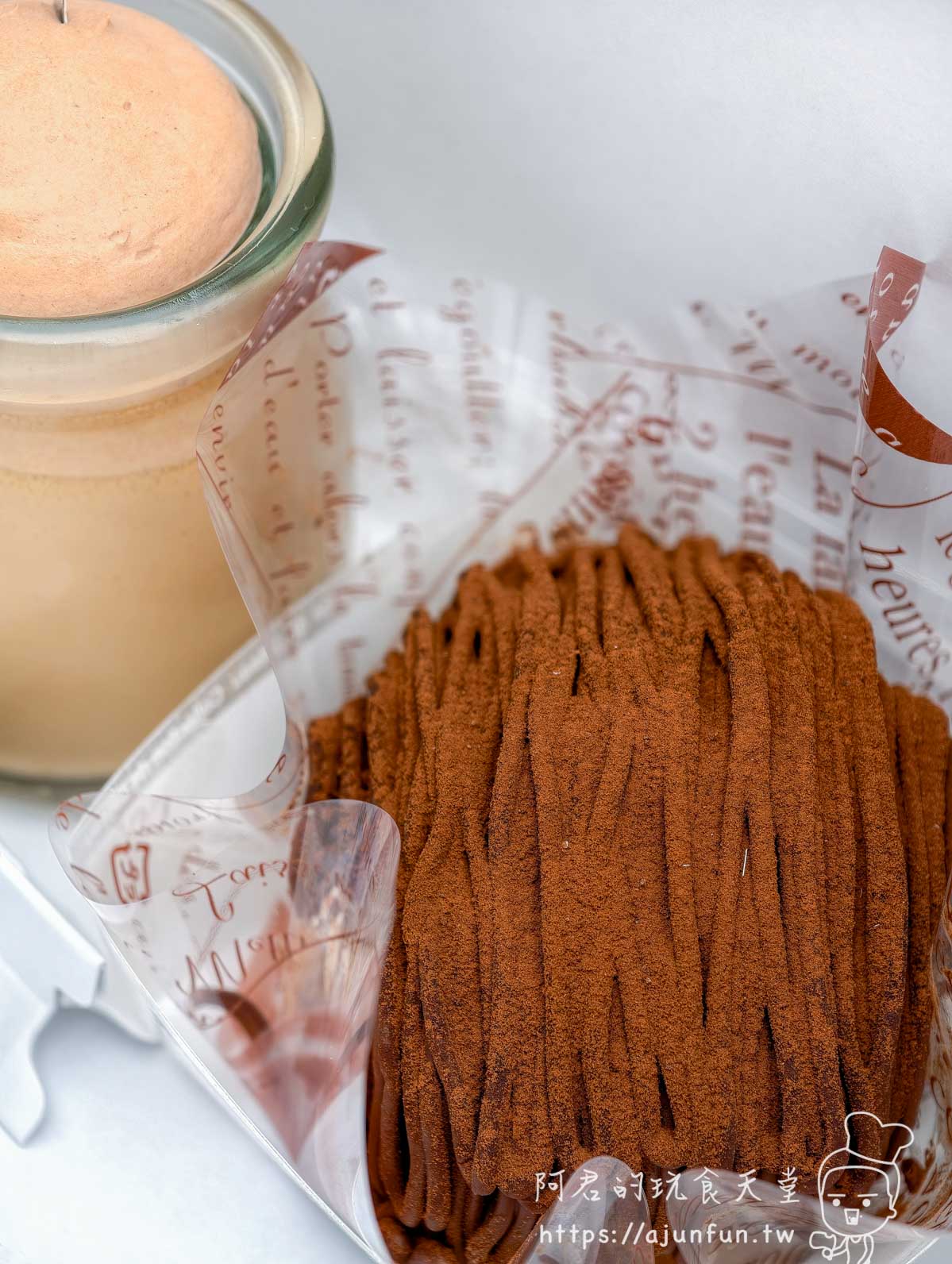 Chouette Cacao 函館 巧克力布丁玻璃罐與蒙布朗袋裝並列近景 - 阿君的玩食天堂