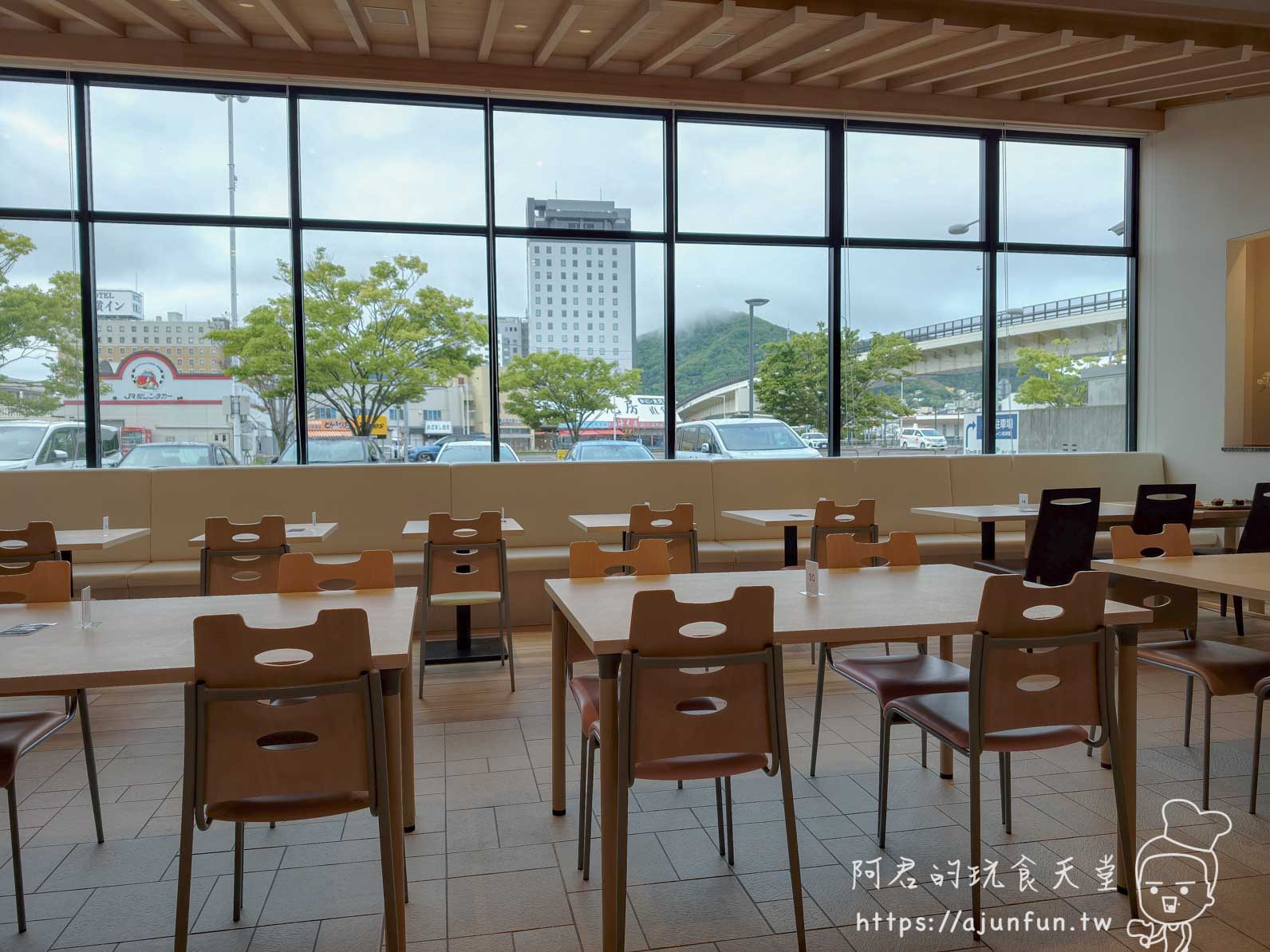 JR INN 函館 大片落地窗用餐區與窗外街景遠山 - 阿君的玩食天堂
