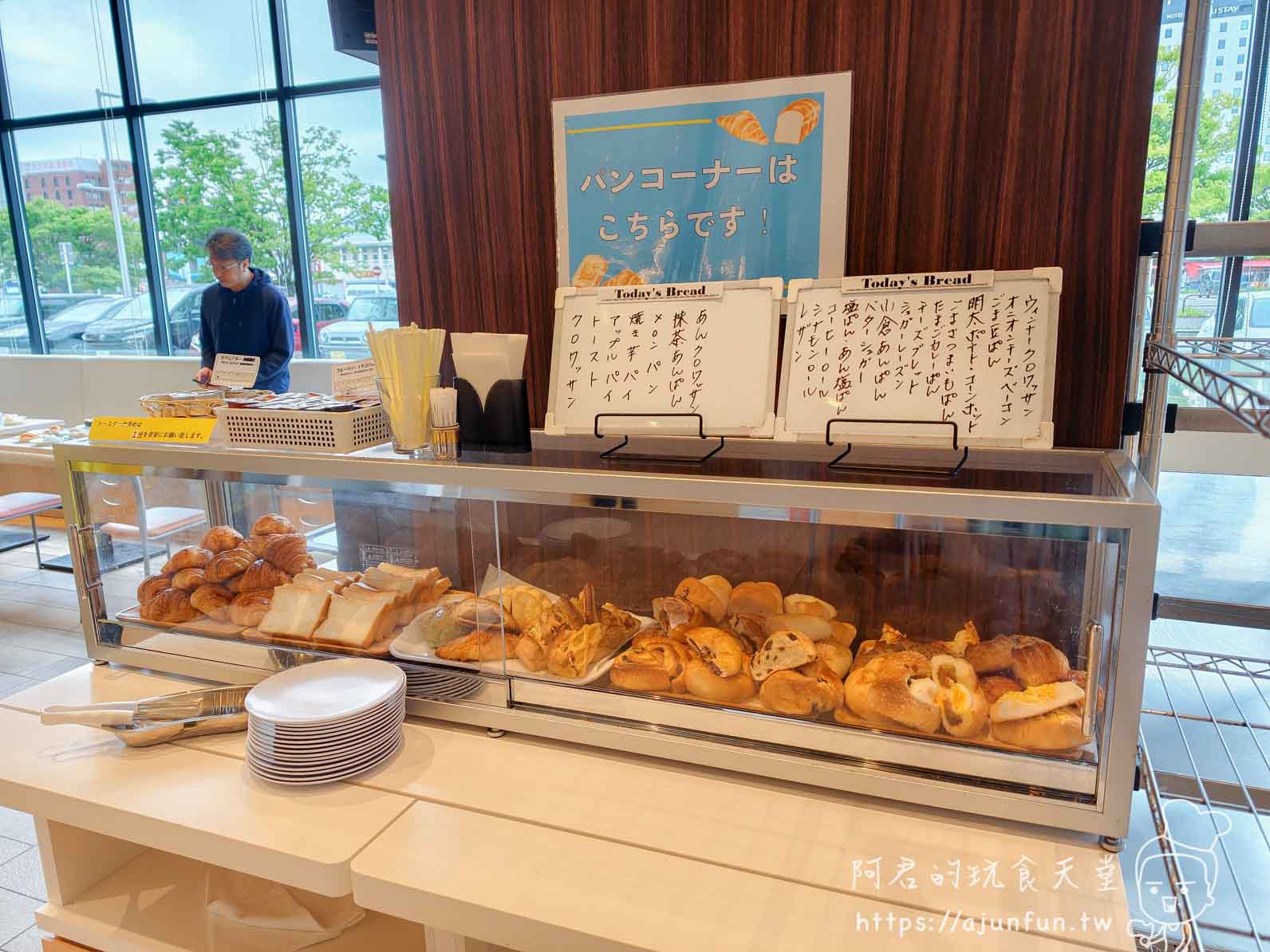 JR INN 函館 早餐自助麵包區玻璃展示櫃與 Today's Bread 手寫菜牌 - 阿君的玩食天堂