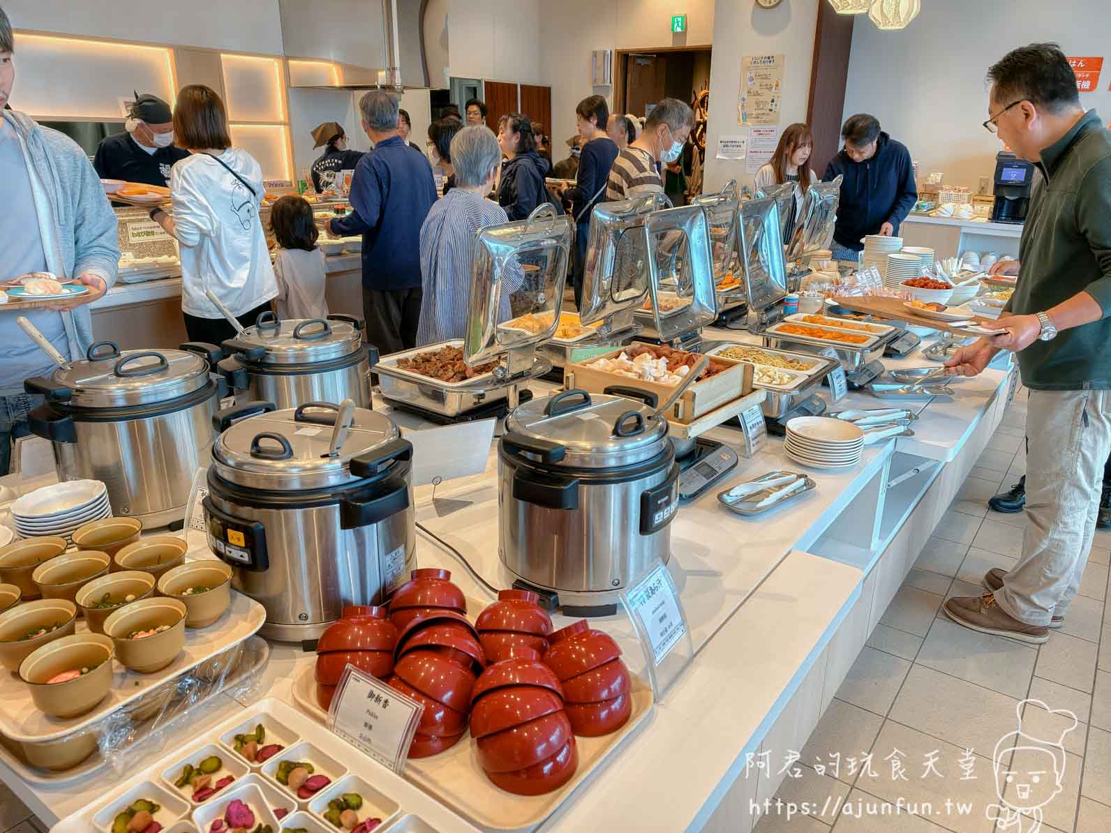 JR INN 函館 早餐自助餐取餐區的保溫飯鍋與紅色湯碗及排隊人潮 - 阿君的玩食天堂